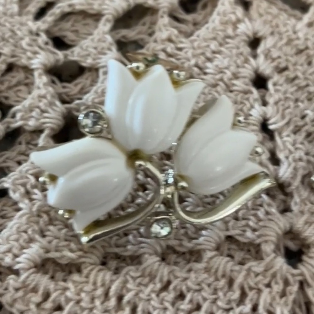 Elegant Kramer White Tulip Thermoset Clip-On Earrings Designer Signed - Picture 10 of 13